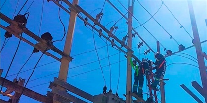 La empresa Air-e realizó mantenimiento preventivo en la subestación Barrancas para reemplazar cables de conexión entre los elementos de potencia de la subestación y ejecutó pruebas eléctricas predictivas a los transformadores de potencia.