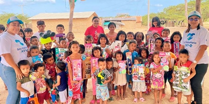 Como parte de su compromiso social, el Voluntariado Air-e entregó regalos a niños de las comunidades indígenas Loma Fresca y Puerto Chentico del corregimiento de Camarones.