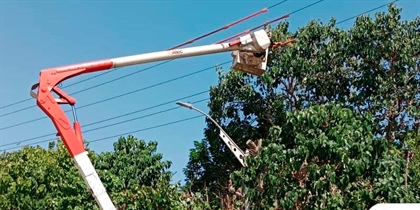 Como parte de las acciones de mejora del servicio de energía este jueves 25 de enero, la empresa Air-e desarrolla labores de mantenimiento preventivo y poda de árboles para evitar las interrupciones que se generan al contacto de las ramas en las redes de Zona Bananera y sectores de Aracataca.