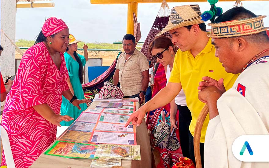 Con un evento enfocado en las tradiciones y preservación de la cultura wayuu, el reconocido comediante Dani Hoyos, más conocido como Suso’s Show, llevó a cabo una significativa donación de libros para la biblioteca/ludoteca de la comunidad indígena Yotojorotshi, ubicada en zona rural del municipio de Maicao.