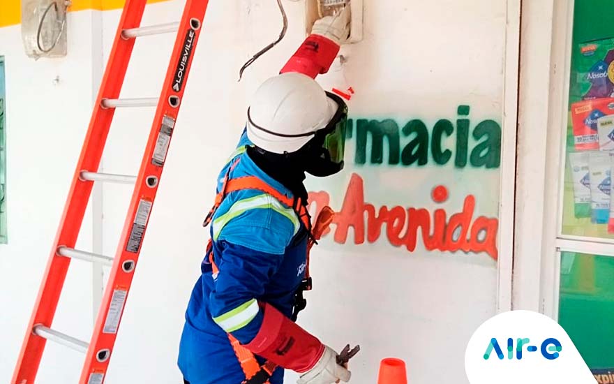 La empresa Air-e continuando con el plan de acción para recuperar la cartera de clientes morosos, suspendió el servicio de energía a la Farmacia La Avenida, ubicada en la calle 45 con carrera 7 en el Distrito de Riohacha por la deuda de 33 millones de pesos.