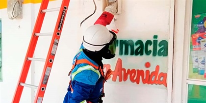 La empresa Air-e continuando con el plan de acción para recuperar la cartera de clientes morosos, suspendió el servicio de energía a la Farmacia La Avenida, ubicada en la calle 45 con carrera 7 en el Distrito de Riohacha por la deuda de 33 millones de pesos.