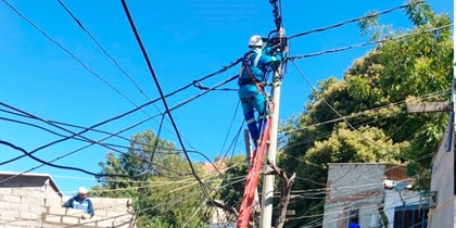 Con un avance del 80 por ciento de ejecución del proyecto de normalización de redes eléctricas -Prone- en el barrio El Rosario de Gaira, 385 familias están cada vez más cerca de superar la condición de subnormalidad eléctrica.