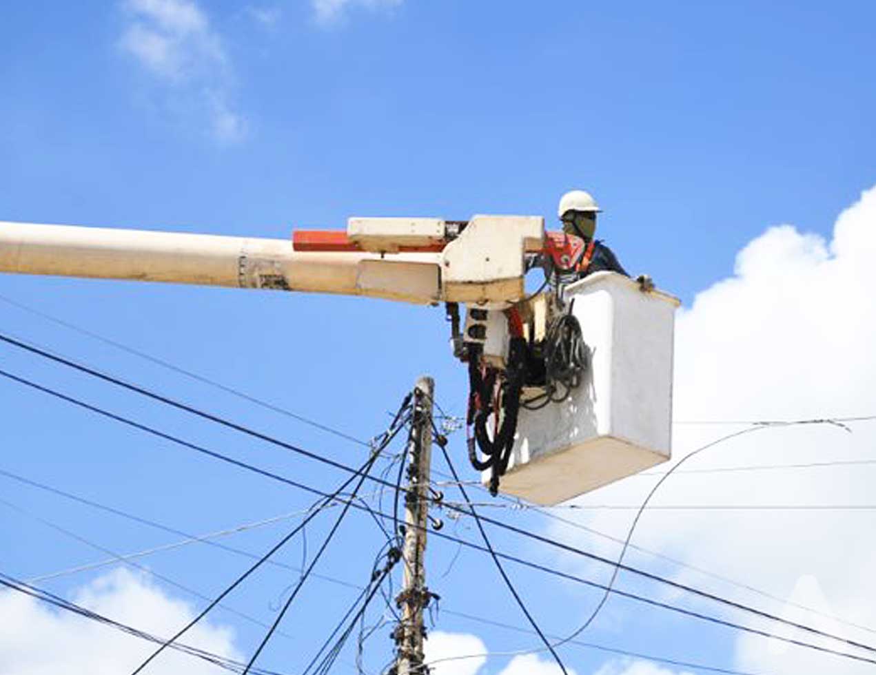 Mantenimiento de redes eléctricas en Villa Santos