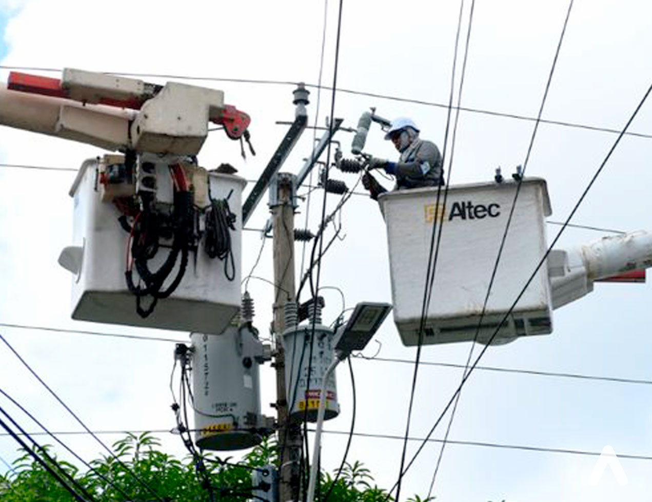 Instalan redes eléctricas en sectores de los barrios La Sierra y La Cumbre