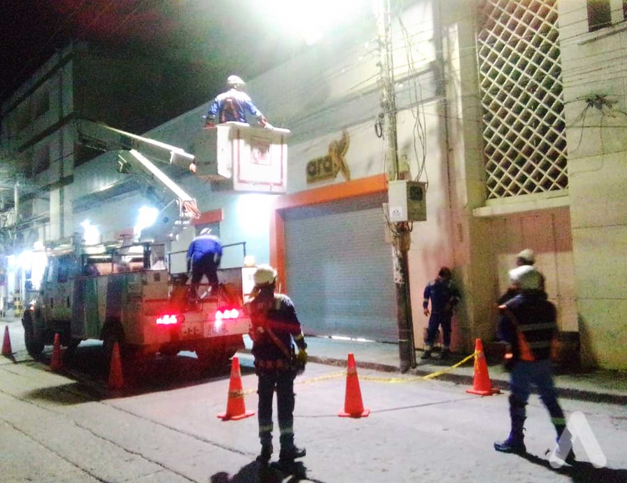 90 conexiones eléctricas ilegales de ventas ambulantes en el centro de Santa Marta