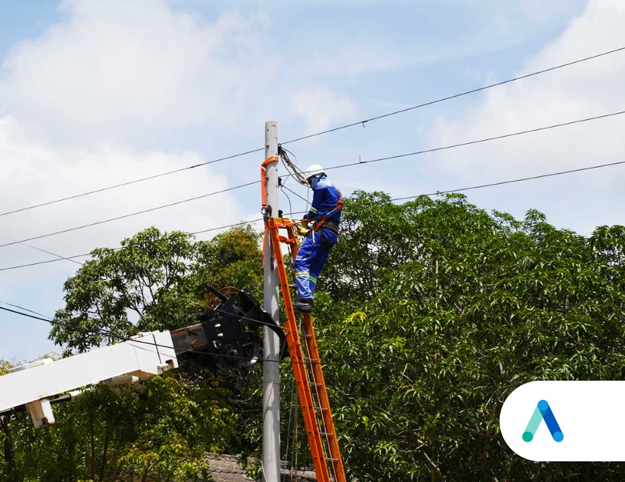 Normalización de redes  eléctricas en el barrio La Pradera