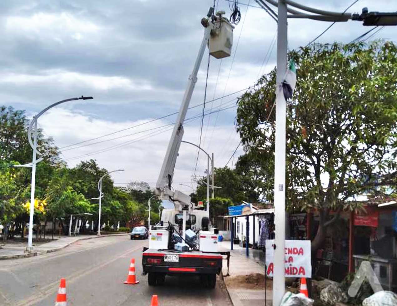 Ejecutan obras eléctricas en el barrio 20 de julio en Santa Marta