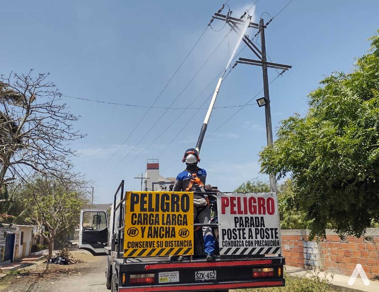 Air-e realizó lavado de redes eléctricas en Santa Verónica