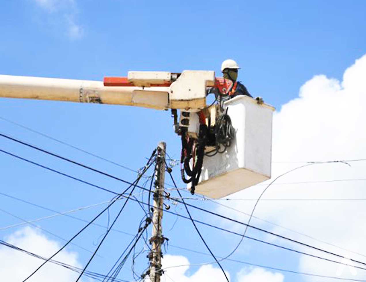 Trabajos eléctricos  de Air-e en Taganga