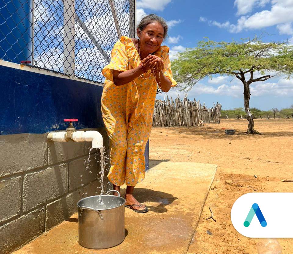 Valor social Air-e, mujer recogiendo agua en la guajira